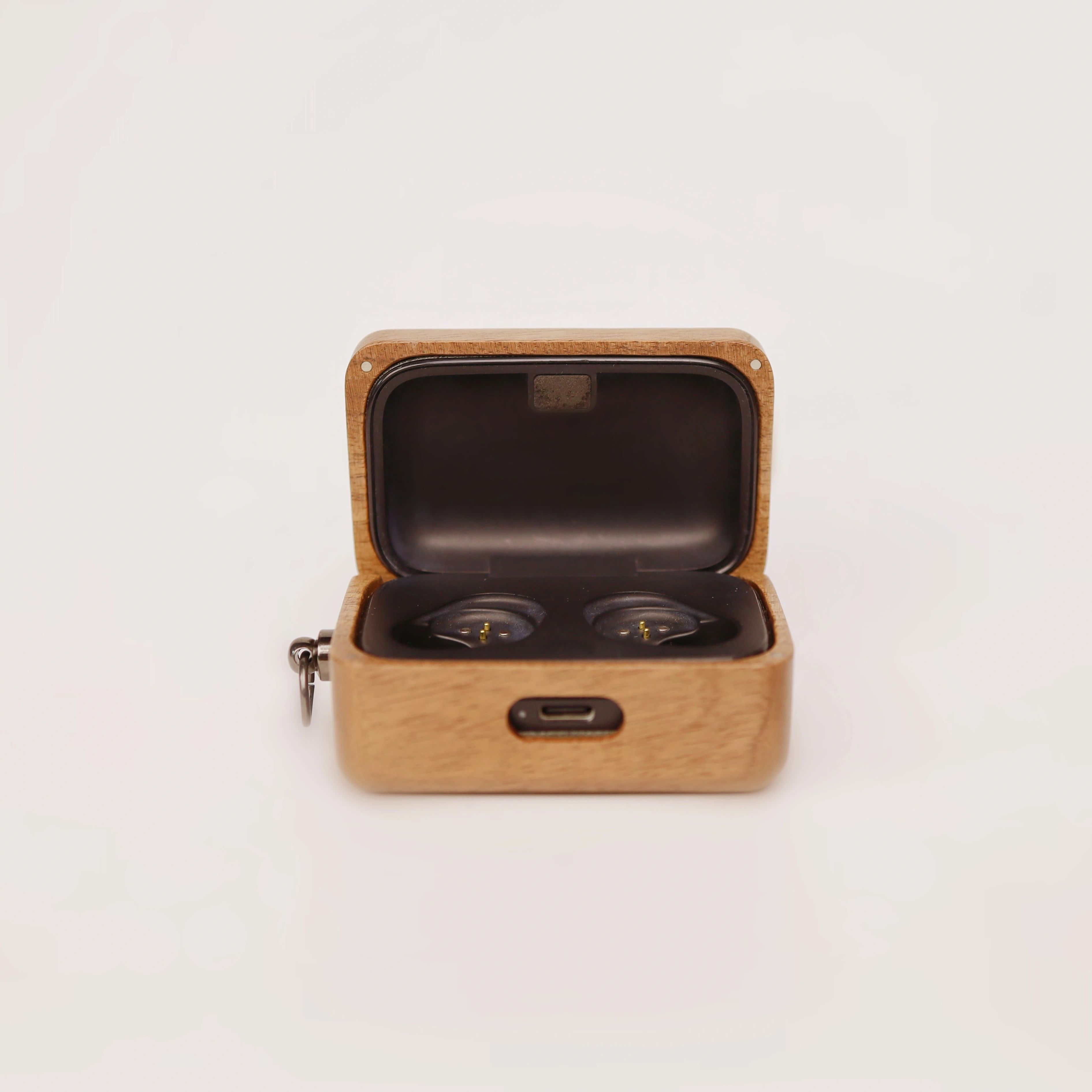 Custodia in legno massello di  - Sennheiser Headphone Momentum 4 recensione e prezzo