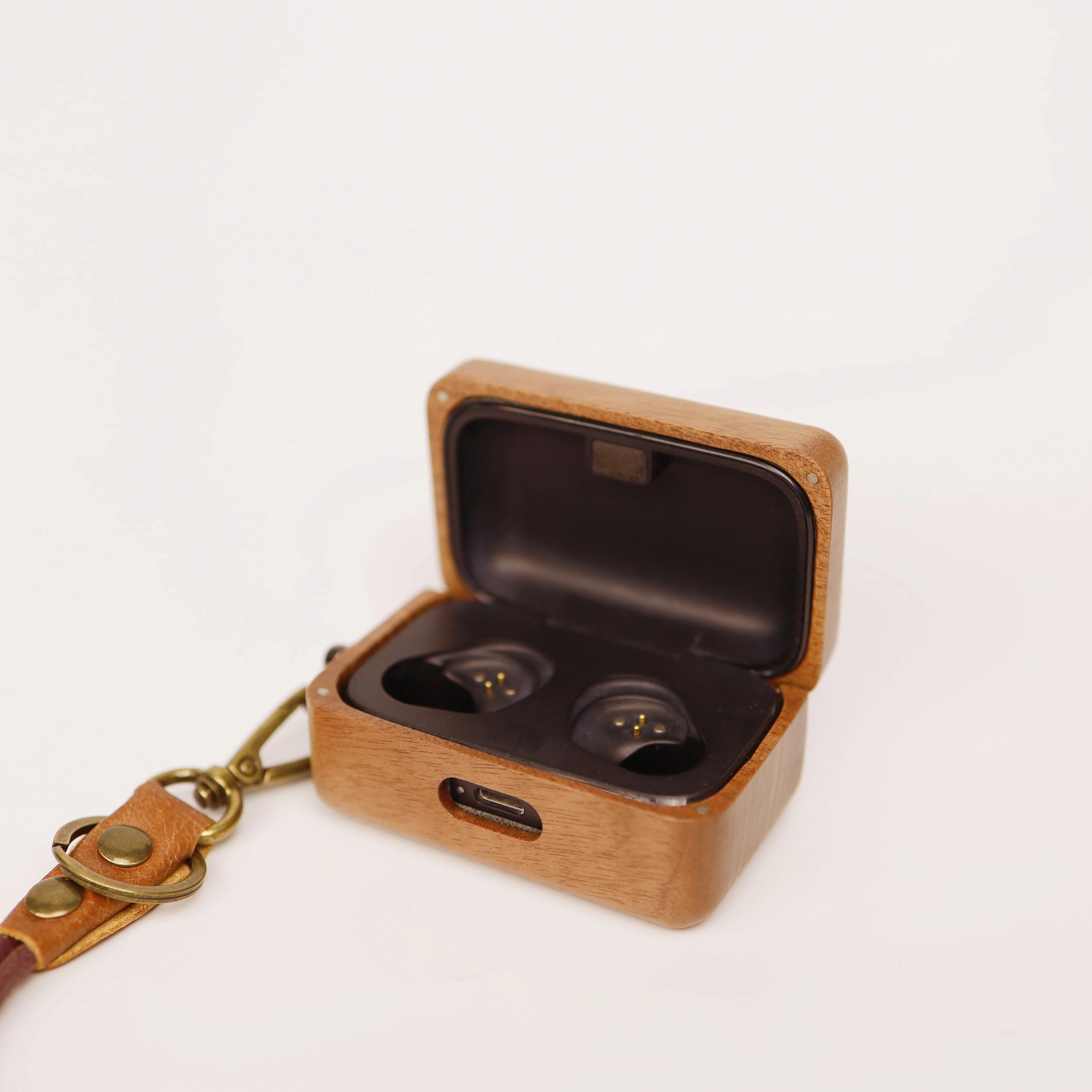 Custodia in legno massello di  - Sennheiser Headphone Momentum 4 recensione e prezzo